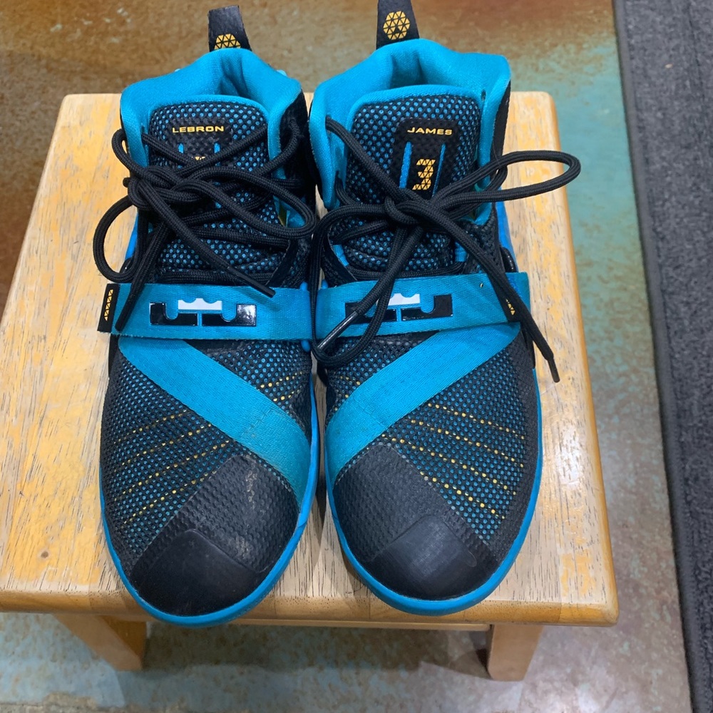 Lebron James yth sz 4 Nike shoes
